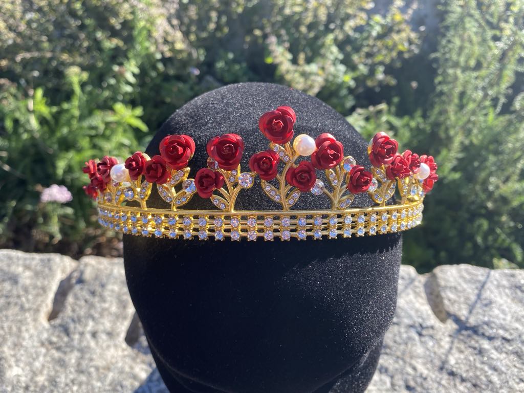 Queen’s Crown with Red Roses – 15.5cm