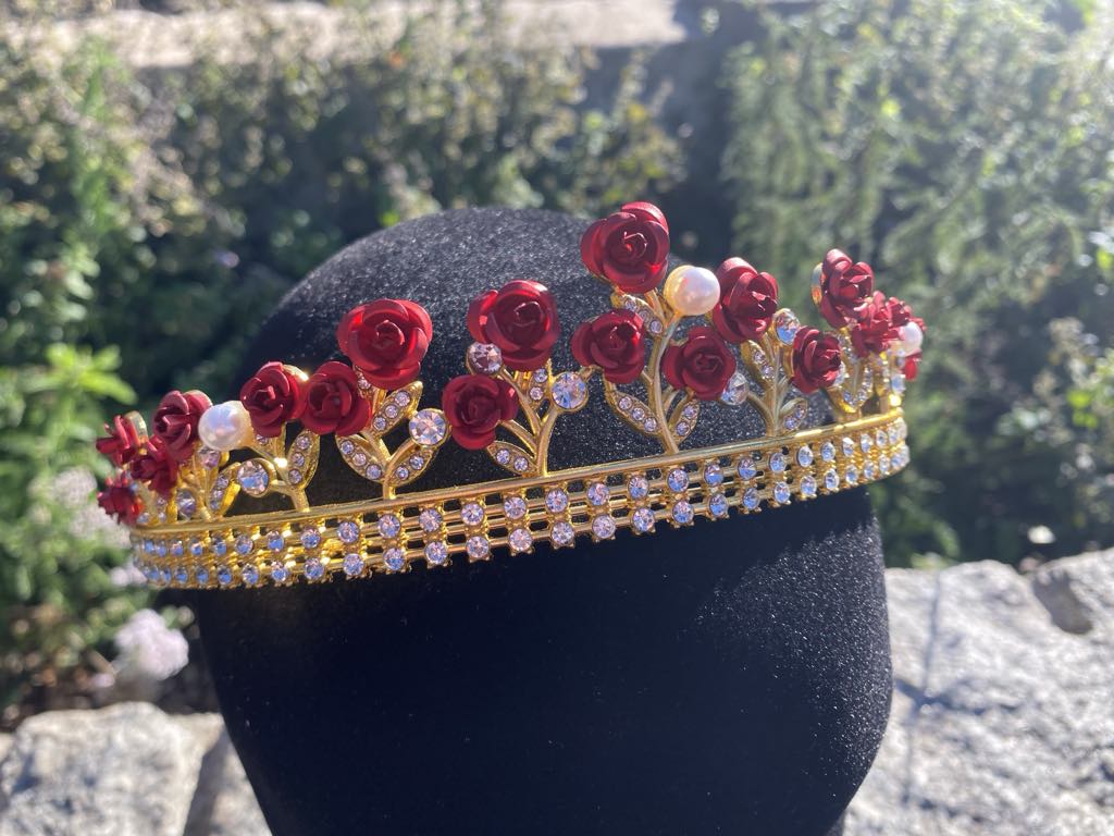Queen’s Crown with Red Roses – 15.5cm