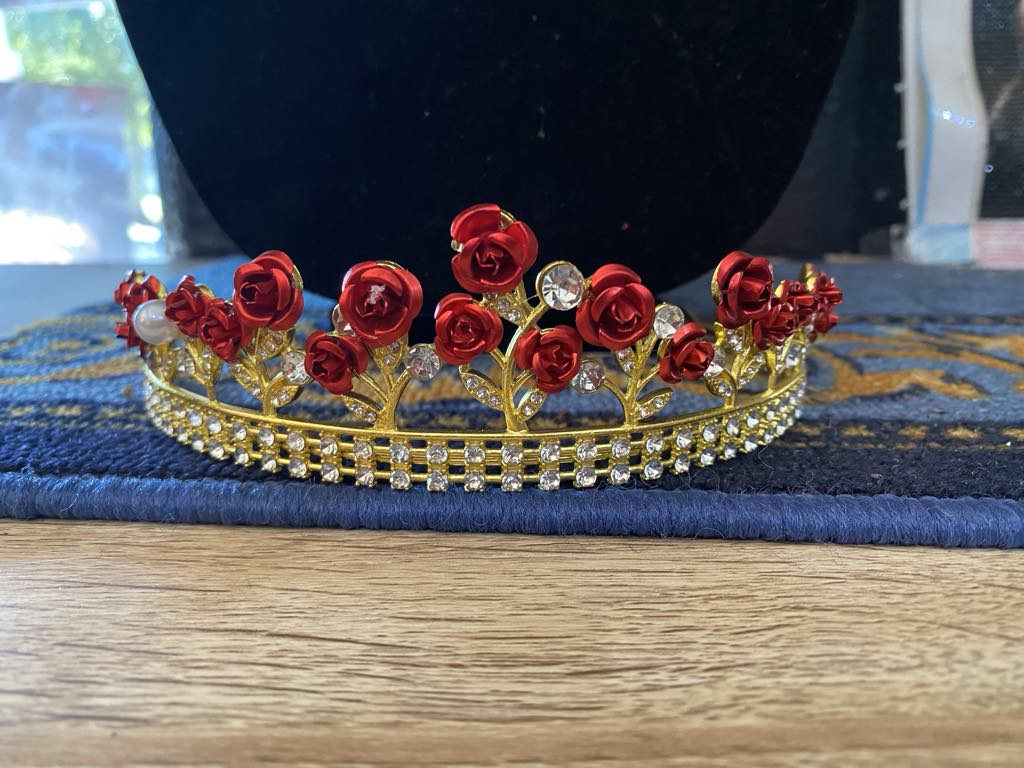 Queen’s Crown with Red Roses – 15.5cm
