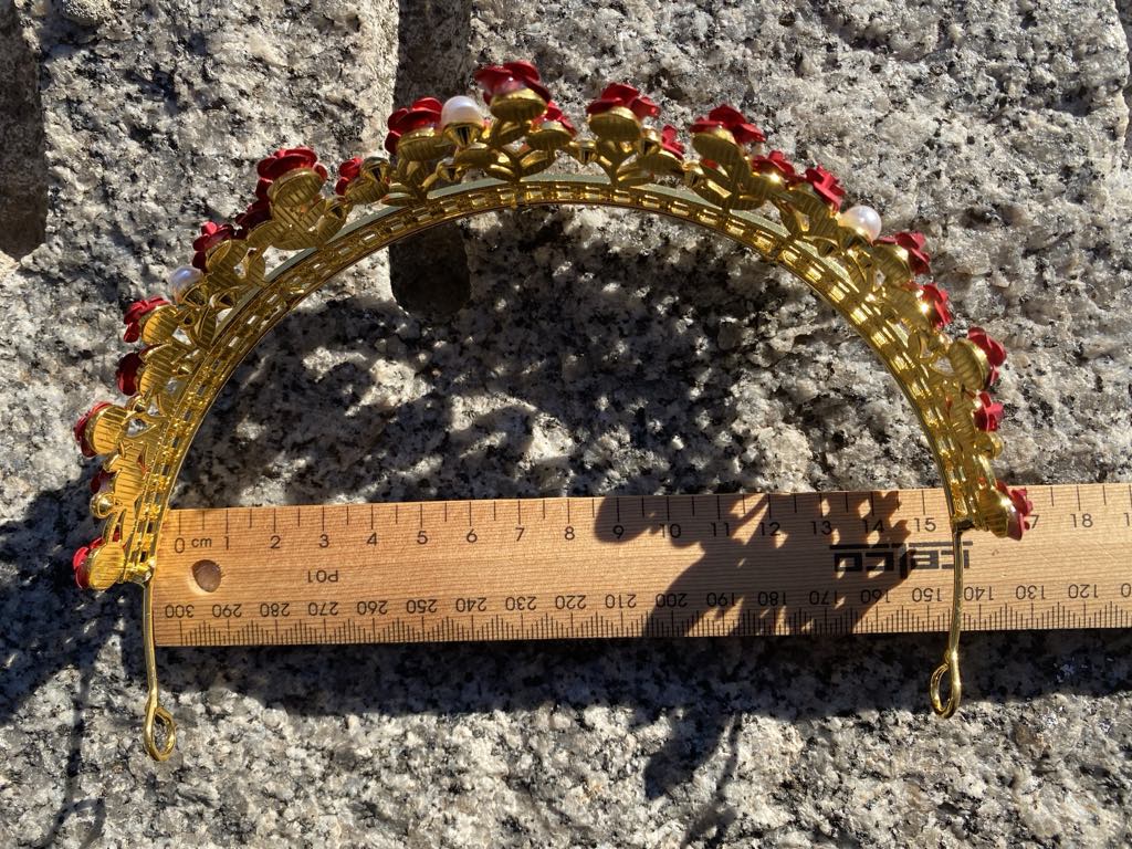 Queen’s Crown with Red Roses – 15.5cm